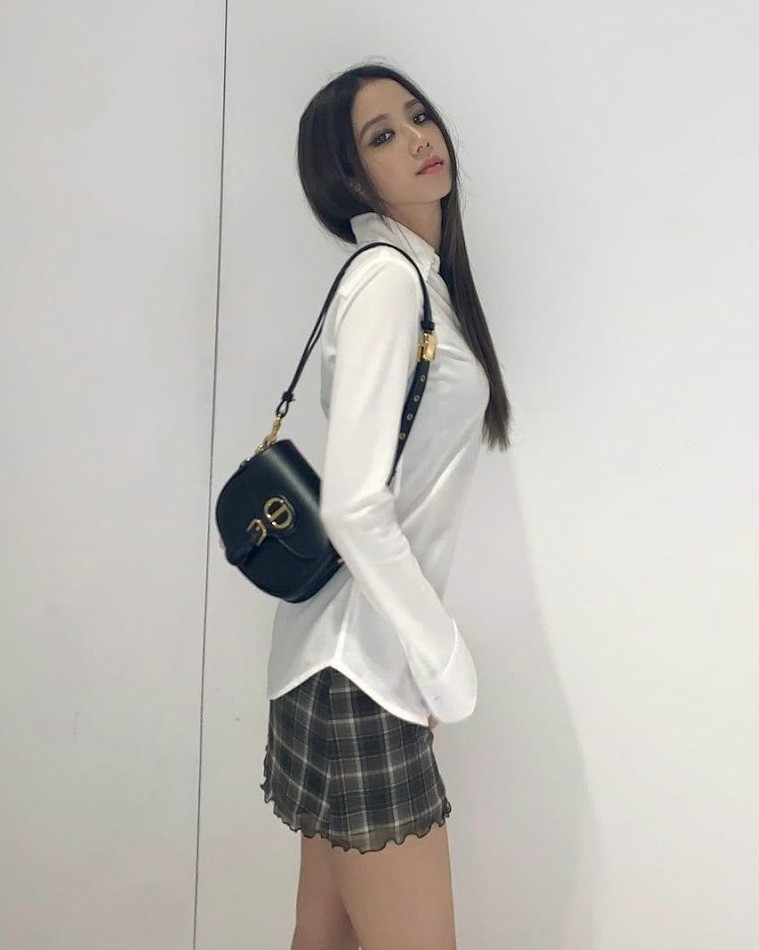 Không hổ danh “idol xinh như Hoa hậu”, Jisoo cứ trang điểm mắt khói lại đẹp hút hồn ảnh 6