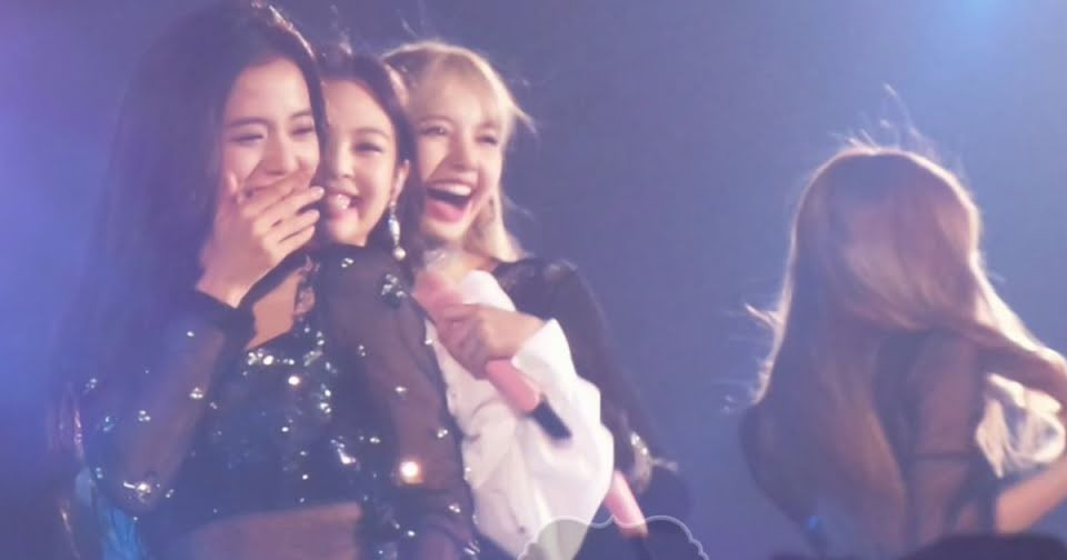 Rosé tiết lộ lý do BLACKPINK phải ngưng concert giữa chừng mà netizen nghe không tin nổi ảnh 1