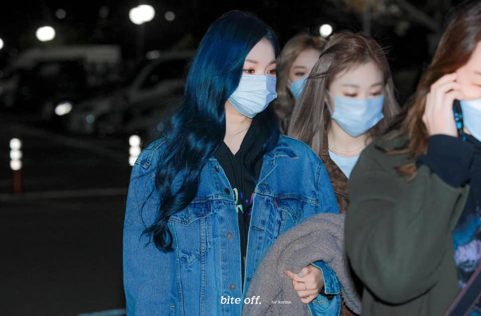 Chỉ là đeo khẩu trang đi làm mà aespa vẫn được khen ngợi vì thần thái sang chảnh ảnh 2