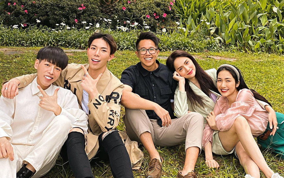 Hội chị em sẽ phải đồng tình với lý do khiến Hòa Minzy ngồi lên đùi Erik khi chụp ảnh ảnh 1