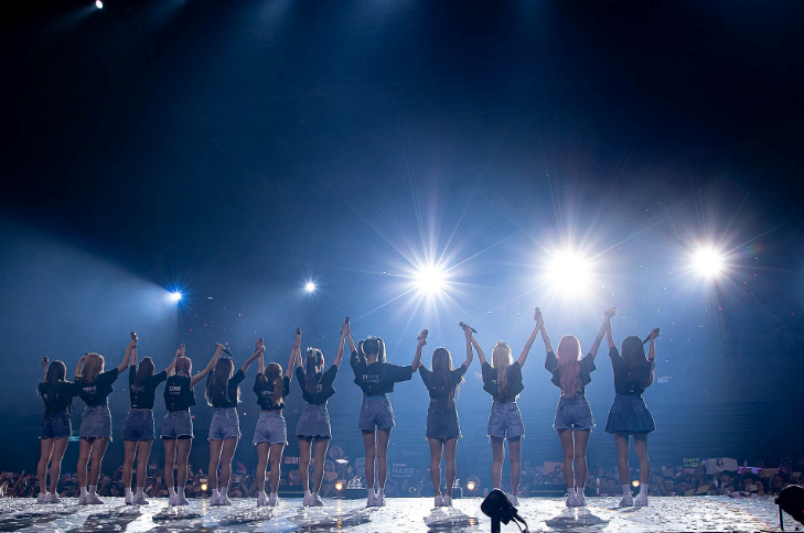 Bốn lý do khiến fan K-Pop khó thể bỏ qua phim âm nhạc “IZ*ONE: Ngước nhìn tôi” ảnh 4