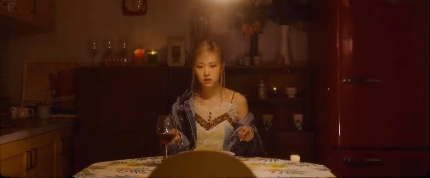 Vì đâu fan K-Pop cho rằng YG Ent mắc sai lầm trầm trọng khi cho Rosé solo theo cách này? ảnh 2