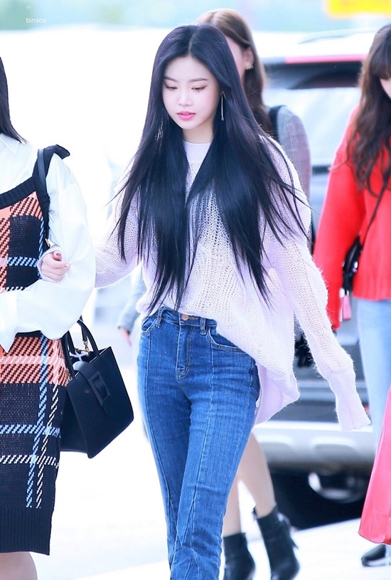 Đâu cần ăn vận cầu kỳ, những mỹ nhân K-Pop này mặc quần jeans vẫn đẹp hút hồn ảnh 7