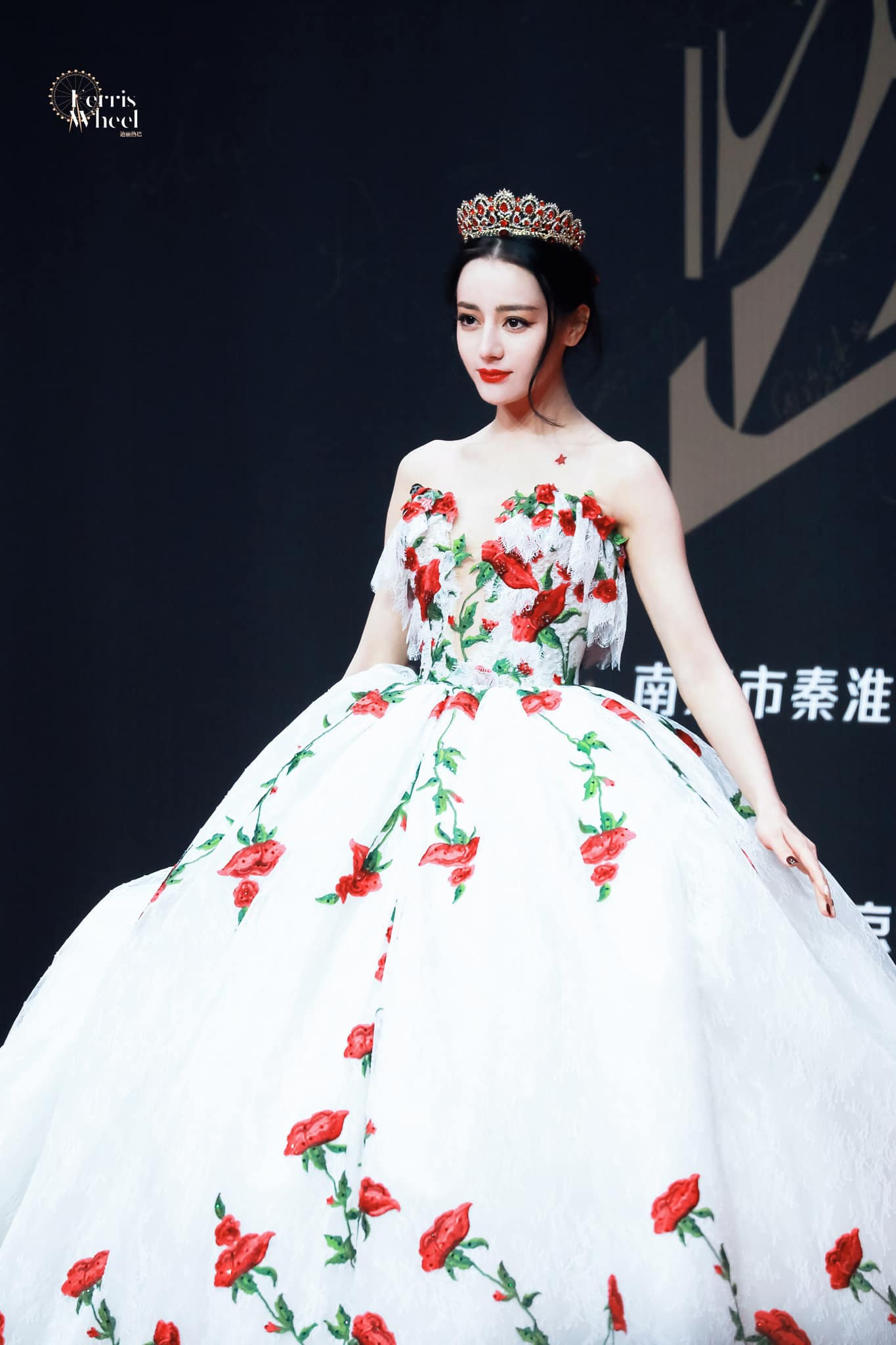 Địch Lệ Nhiệt Ba tự khen mình hết lời nhưng bất ngờ hơn là phản ứng của khán giả ảnh 6