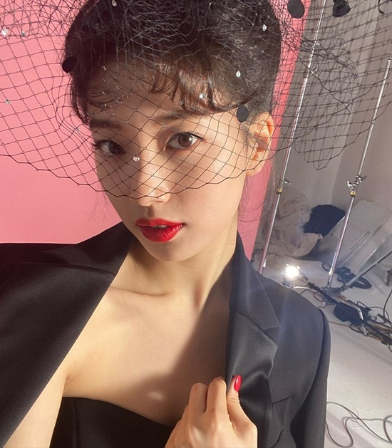 Sao Hàn 24H: Lee Min Ho khoe vẻ đẹp trai trong phim mới, Suzy biến hình xuất sắc ảnh 2