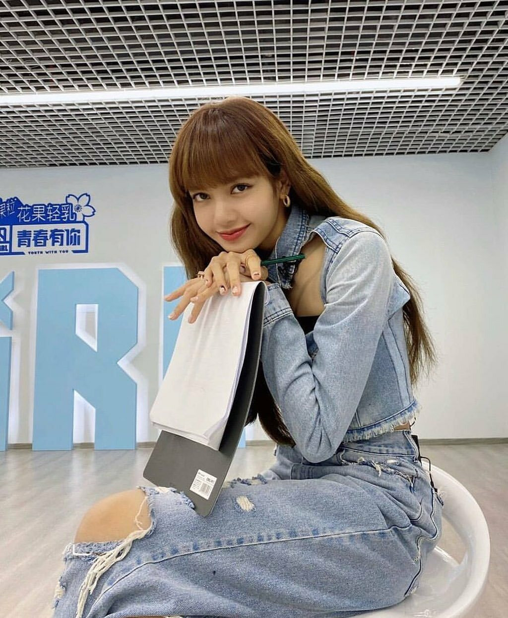 Con gái Trung Quốc đua nhau sắm đồ bắt chước Lisa trong "Thanh Xuân Có Bạn 2" ảnh 3