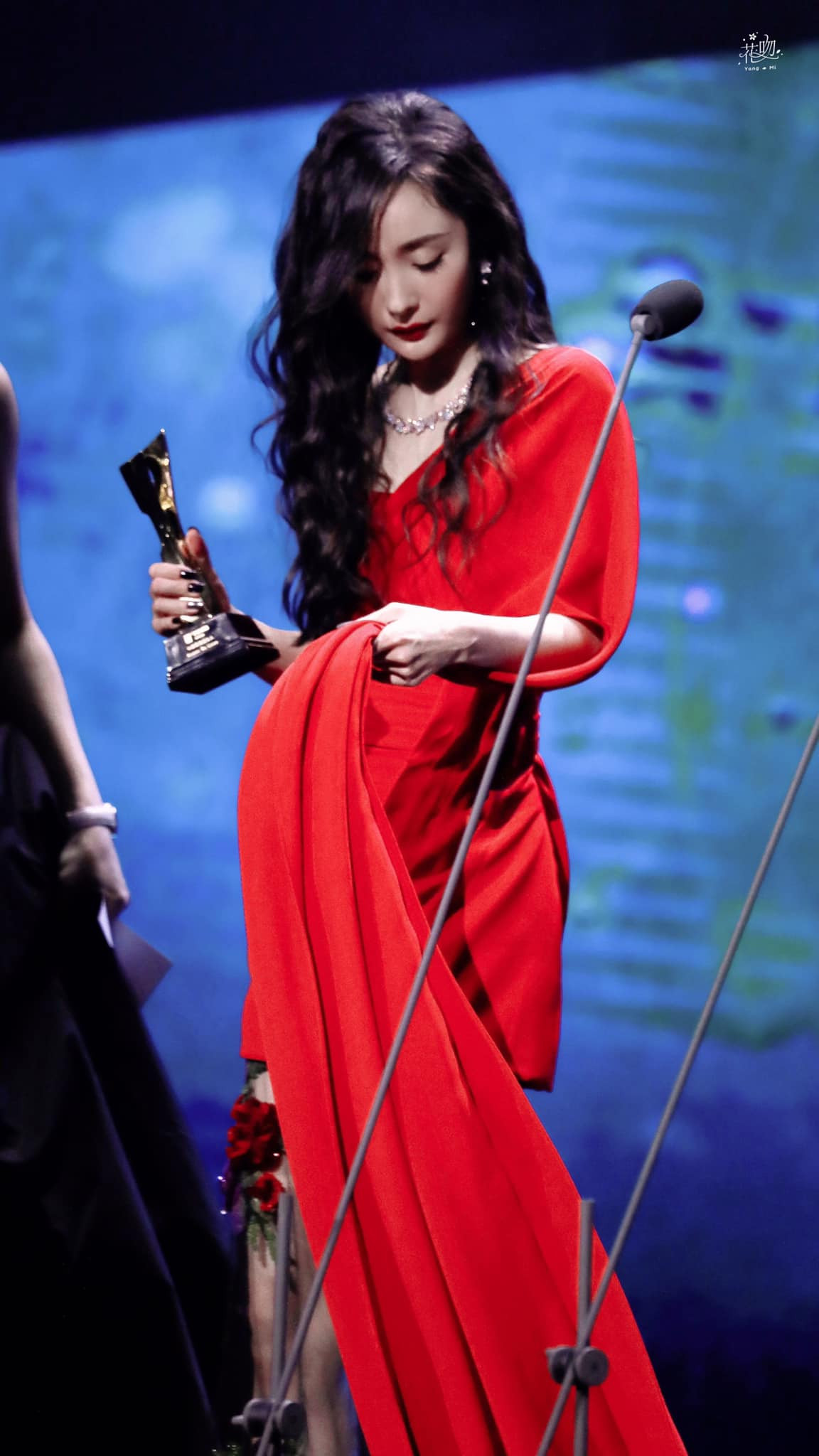 Đến Dương Mịch cũng có ngày sụt giảm phong độ: Từ váy áo đến trang điểm đều “hết hồn” ảnh 7