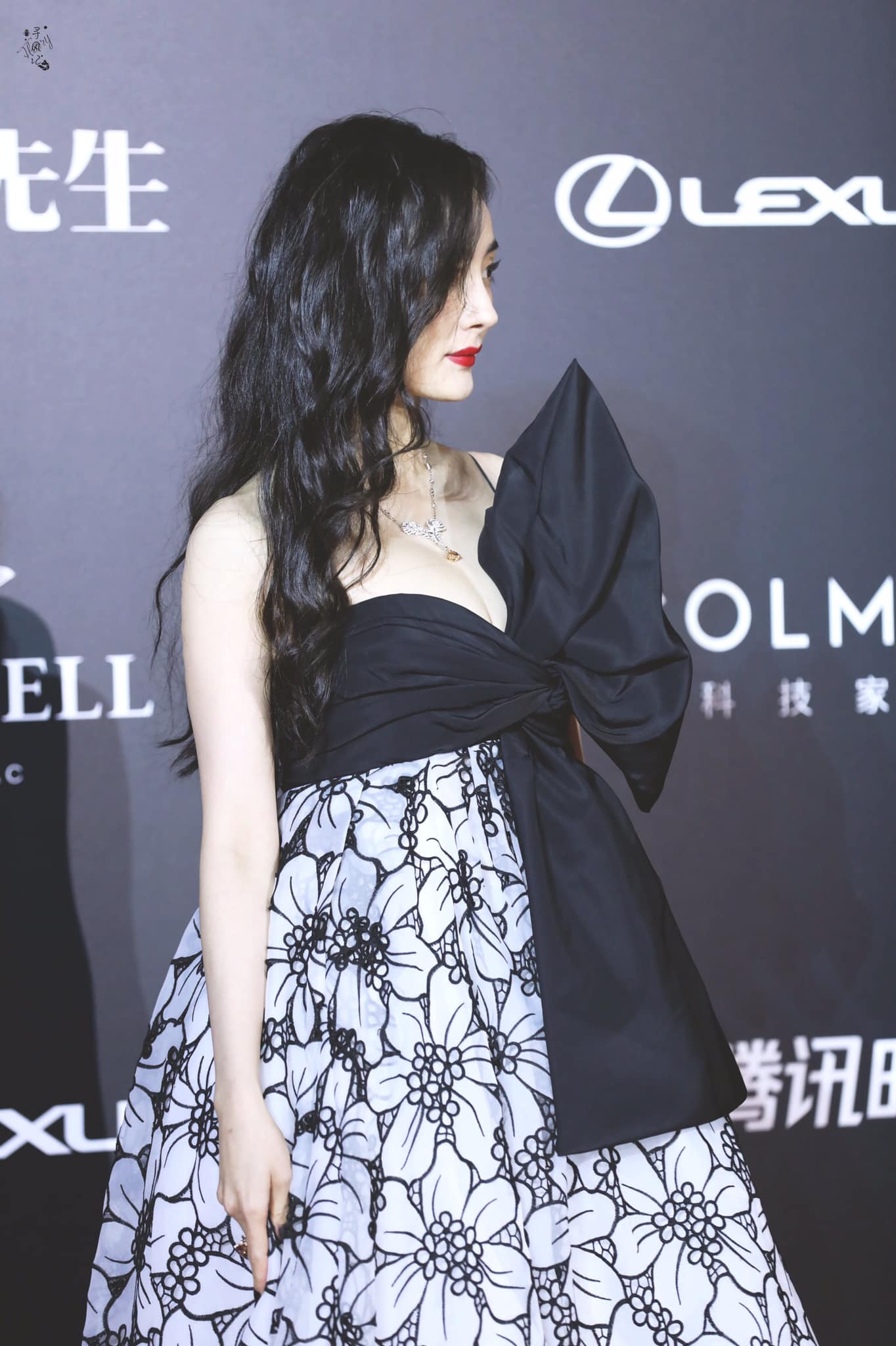 Đến Dương Mịch cũng có ngày sụt giảm phong độ: Từ váy áo đến trang điểm đều “hết hồn” ảnh 3