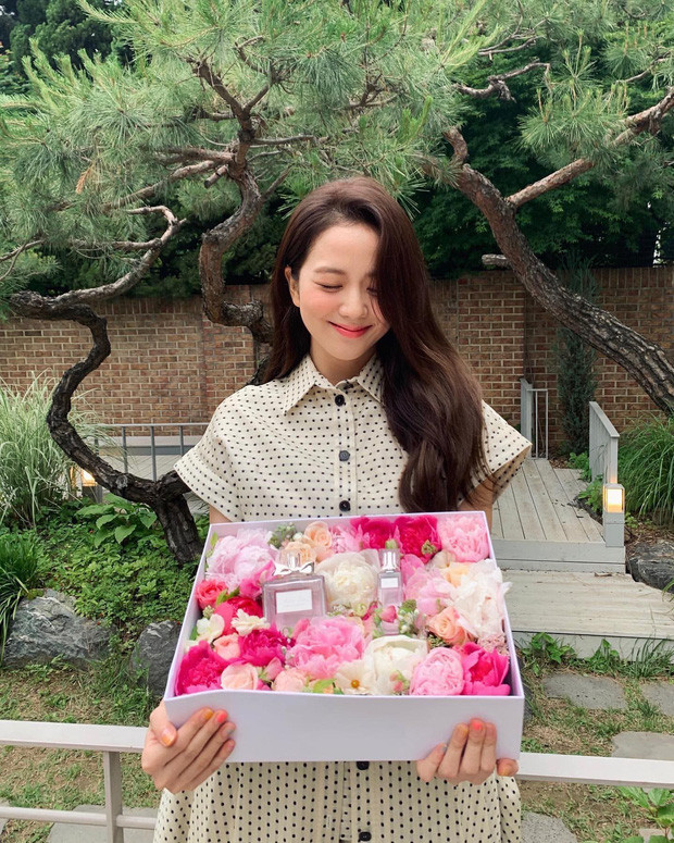 Khi Jisoo (BLACKPINK) đụng hàng Suzy: Cuộc chiến sắc đẹp của các “Nữ thần K-Pop” ảnh 2