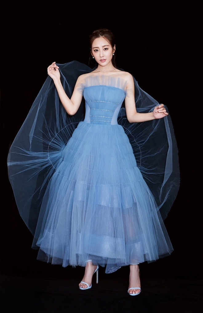 Hết nghi án “bờm tóc fake”, Lan Ngọc lại bị tố mặc váy nhái trong “đêm định mệnh” ảnh 4