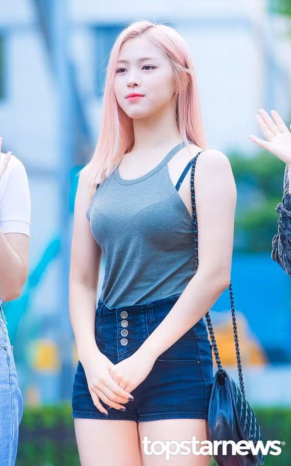 Ryu Jin (ITZY) mặc gây sốc cỡ nào mà netizen Hàn bảo “không dám diện ra đường”? ảnh 1