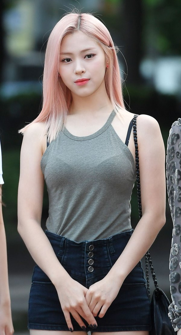 Ryu Jin (ITZY) mặc gây sốc cỡ nào mà netizen Hàn bảo “không dám diện ra đường”? ảnh 2