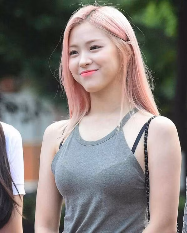 Ryu Jin (ITZY) mặc gây sốc cỡ nào mà netizen Hàn bảo “không dám diện ra đường”? ảnh 3