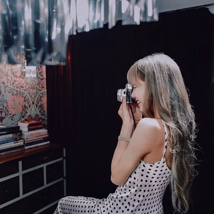 ELLE Trung Quốc thả nhẹ tấm hình Lisa, netizen “phát cuồng” về thứ này của em út BLACKPINK ảnh 3