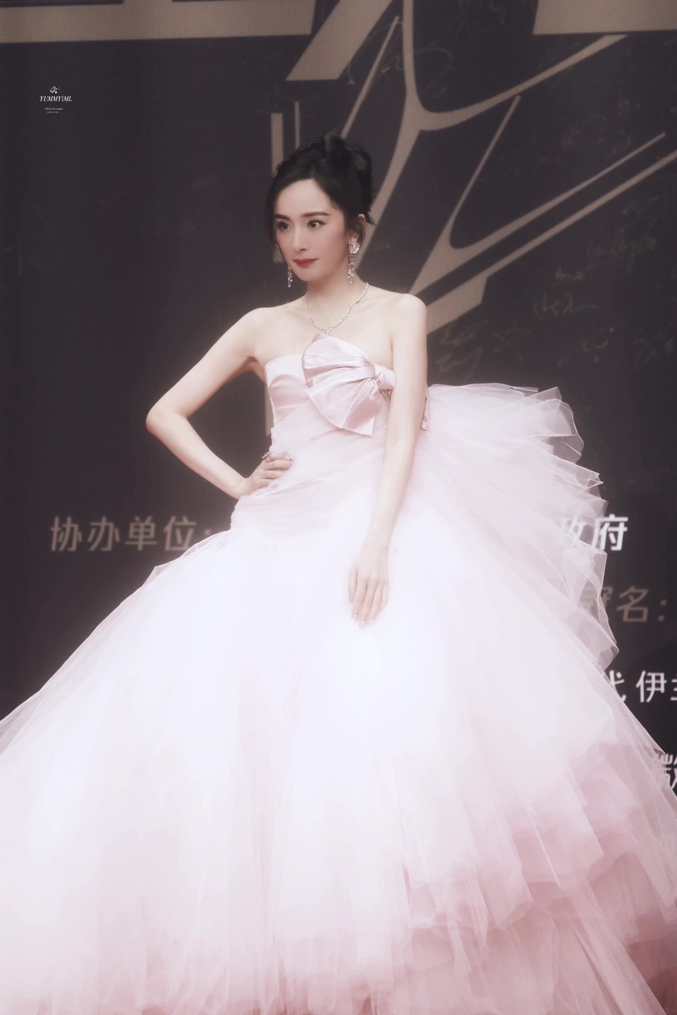 Lai lịch gây sốc của chiếc váy hồng “xa xỉ nhưng chẳng đẹp” mà Dương Mịch vừa diện ảnh 2