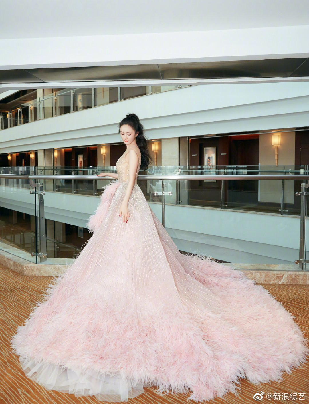 Lai lịch gây sốc của chiếc váy hồng “xa xỉ nhưng chẳng đẹp” mà Dương Mịch vừa diện ảnh 7