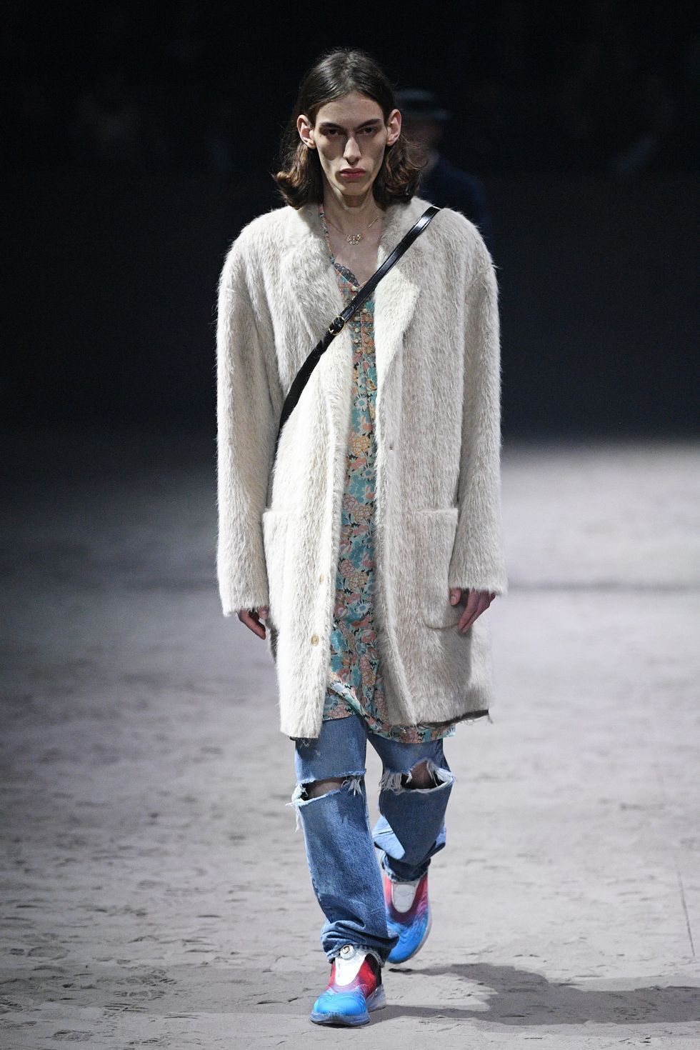 Dáng đẹp thần thái như Kai (EXO) cũng không cân nổi mẫu váy hoa lòe loẹt của Gucci ảnh 5