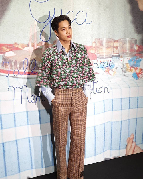 Dáng đẹp thần thái như Kai (EXO) cũng không cân nổi mẫu váy hoa lòe loẹt của Gucci ảnh 3