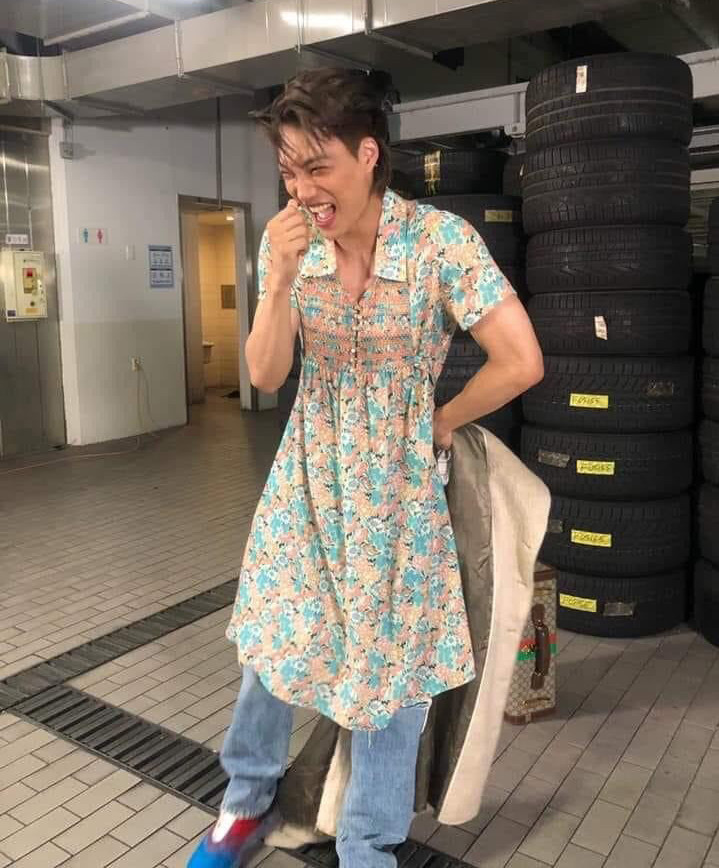 Dáng đẹp thần thái như Kai (EXO) cũng không cân nổi mẫu váy hoa lòe loẹt của Gucci ảnh 2