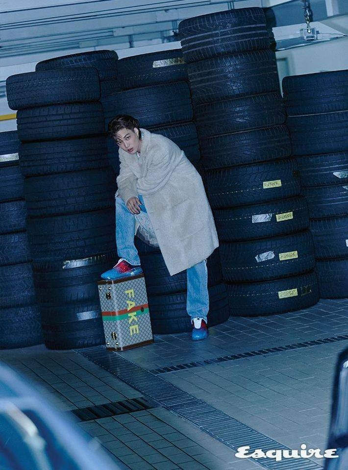 Dáng đẹp thần thái như Kai (EXO) cũng không cân nổi mẫu váy hoa lòe loẹt của Gucci ảnh 4