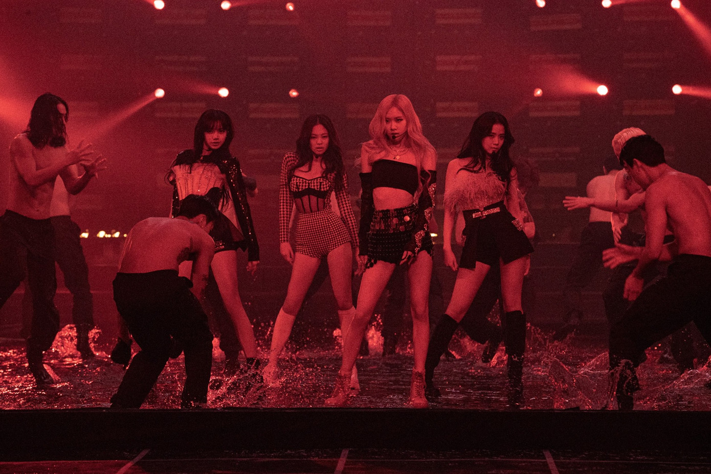 BLACKPINK diện toàn đồ đẹp trong concert The Show nhưng vẫn có một bộ khiến netizen khó cảm ảnh 2