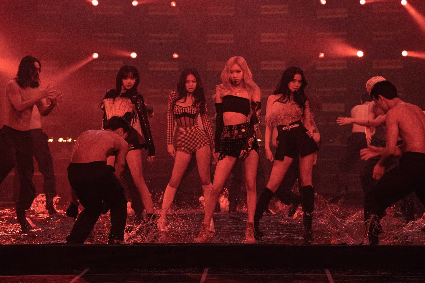 BLACKPINK diện toàn đồ đẹp trong concert The Show nhưng vẫn có một bộ khiến netizen khó cảm ảnh 2