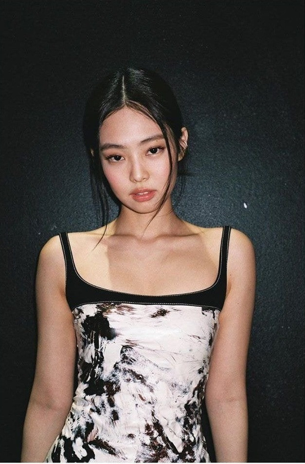 Jennie (BLACKPINK) mặc gì cũng đẹp nhưng có 4 kiểu trang phục diện mãi không lỗi mốt ảnh 8