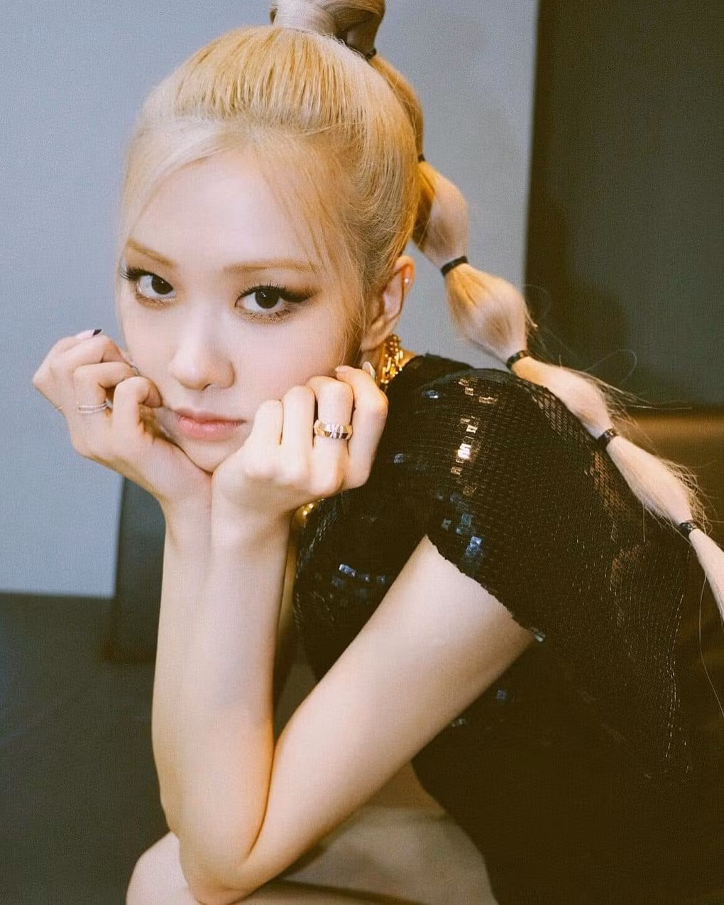 Vì đâu BLINKs mừng muốn khóc khi nhìn thấy Rosé buộc tóc quá xinh trong đợt solo? ảnh 7