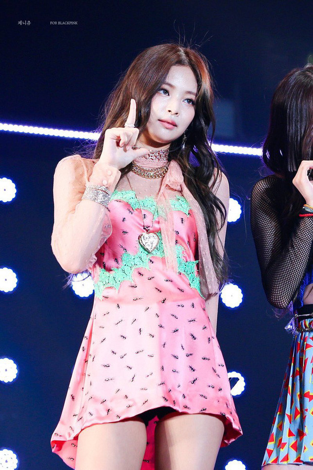 Ngay cả “Nữ hoàng thời trang” Jennie cũng có những bộ cánh “nhìn là muốn quay xe“ ảnh 6