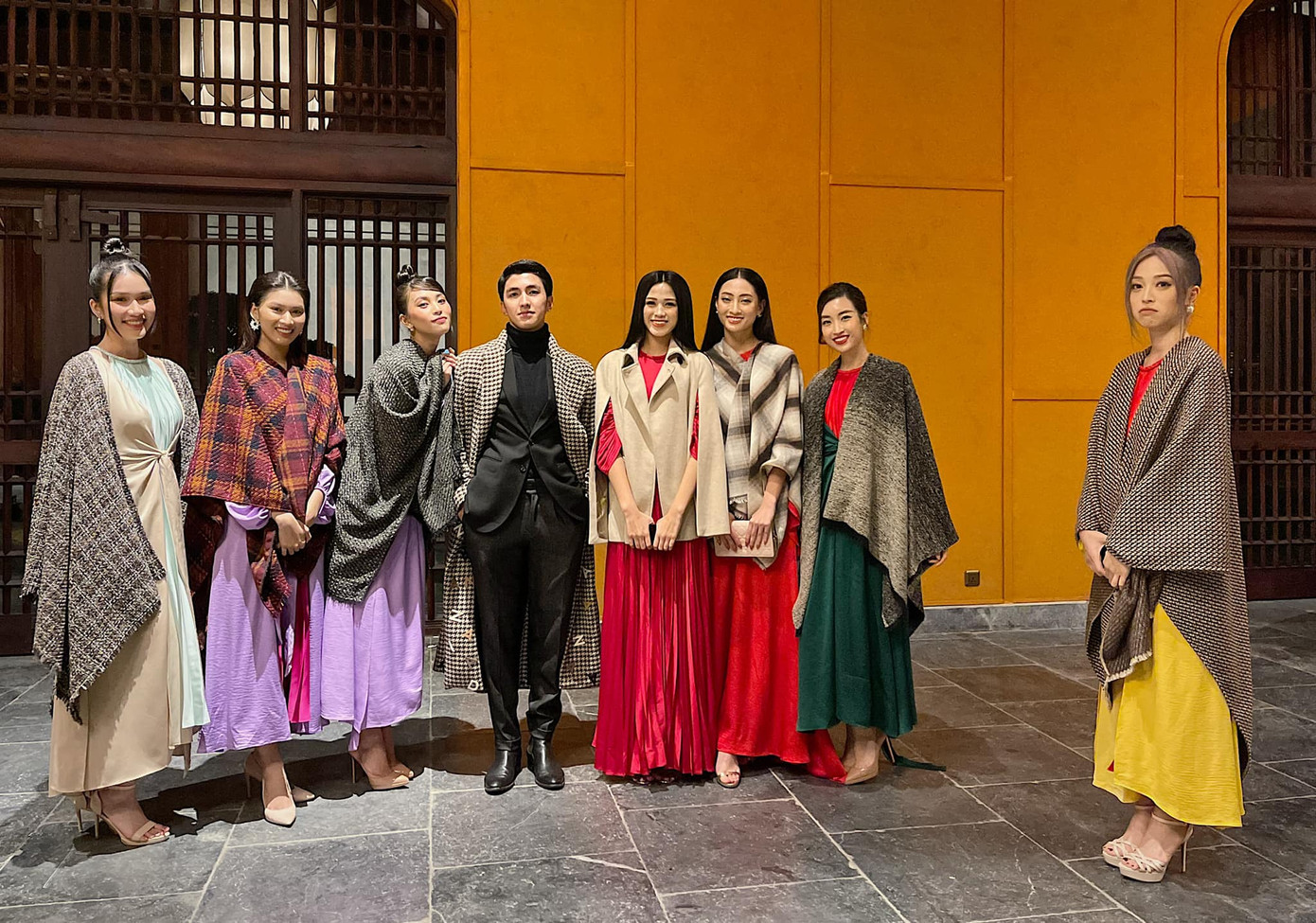 Cùng dự show thời trang bên bạn trai mà sao Hương Giang và Phương Nga đối lập thế này? ảnh 4