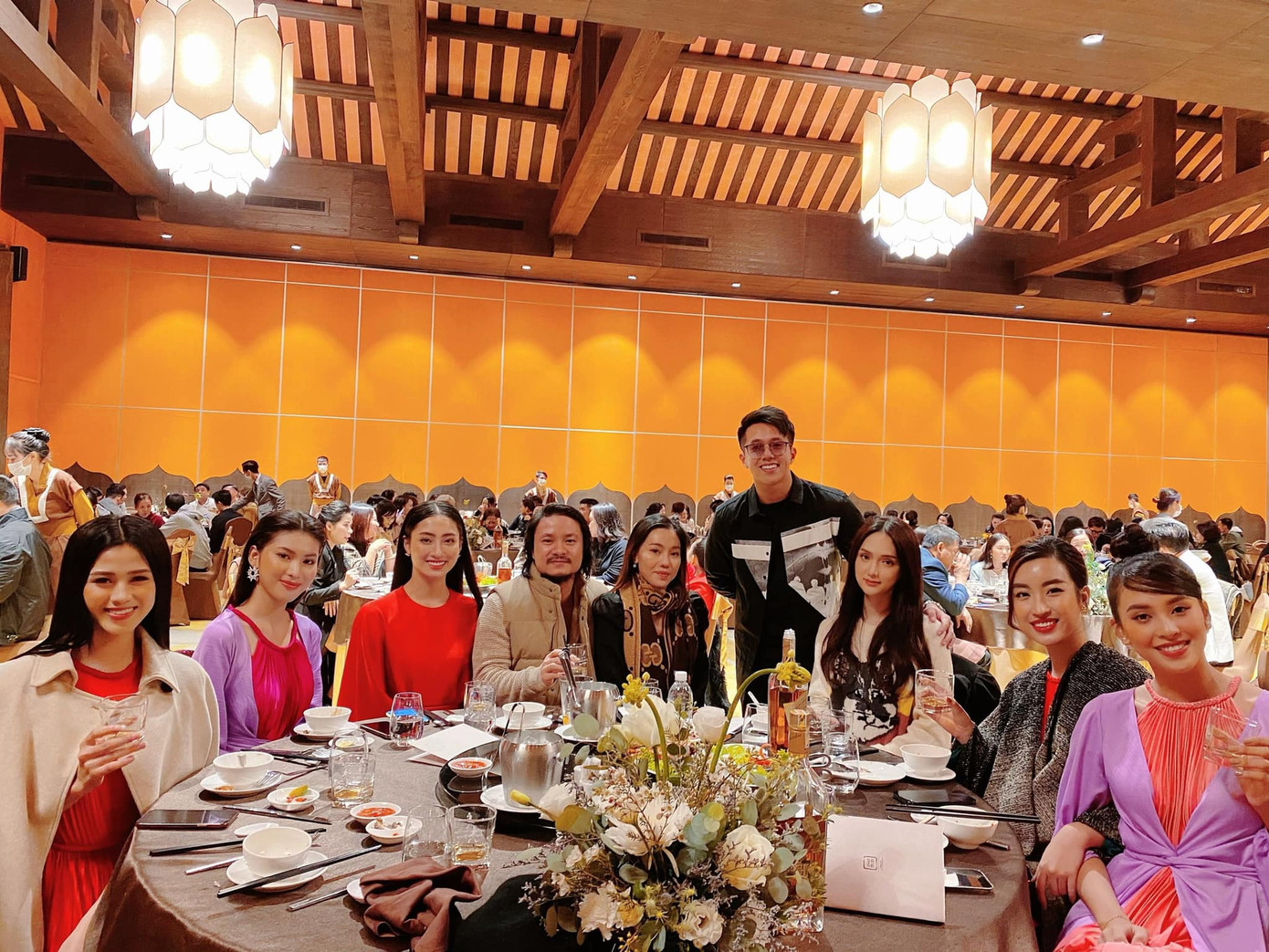 Cùng dự show thời trang bên bạn trai mà sao Hương Giang và Phương Nga đối lập thế này? ảnh 3