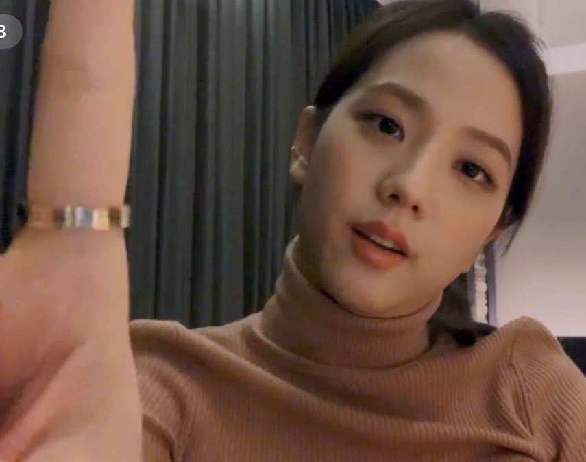 Giờ thì fan đã biết vì sao Jisoo (BLACKPINK) lại đeo chiếc nhẫn Cartier này nhiều đến thế ảnh 4