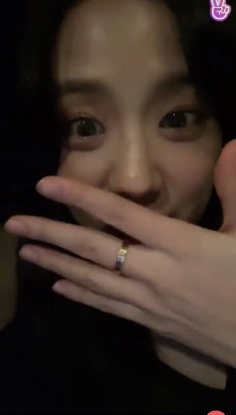 Giờ thì fan đã biết vì sao Jisoo (BLACKPINK) lại đeo chiếc nhẫn Cartier này nhiều đến thế ảnh 3