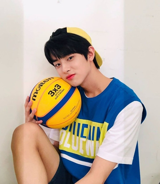 Sao Hàn 24H: Krystal mừng sinh nhật Jessica, Sakura (IZ*ONE) thăng hạng nhan sắc ảnh 4