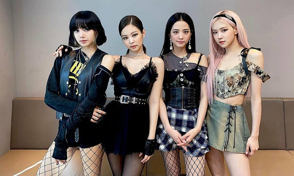 Lần đầu tiên trong lịch sử, fan mới thấy stylist của BLACKPINK làm điều này cho Rosé ảnh 2