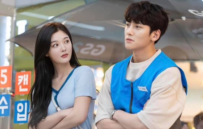 Hôn nhau ngay tập đầu, phim của Ji Chang Wook và Kim Yoo Jung nhận đủ “gạch đá“ ảnh 4