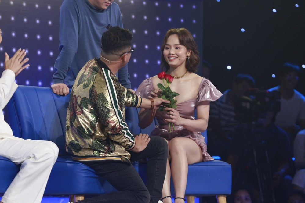 Liên tục chịu bất tiện vì váy ngắn nhưng do đâu sao Việt chưa dùng chiếc chăn thần thánh? ảnh 8