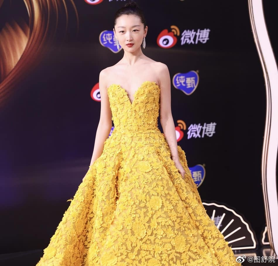 Màu vàng lên ngôi tại Đêm hội Weibo: Do vô tình đụng hàng hay là xu hướng mới? ảnh 4