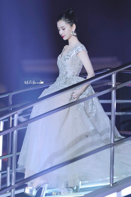 Chỉ vì một bộ váy mà Angela Baby bị mang tiếng bắt chước đàn em Địch Lệ Nhiệt Ba ảnh 2