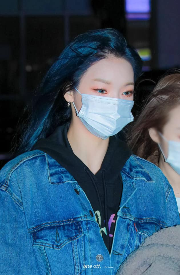 Chỉ là đeo khẩu trang đi làm mà aespa vẫn được khen ngợi vì thần thái sang chảnh ảnh 7