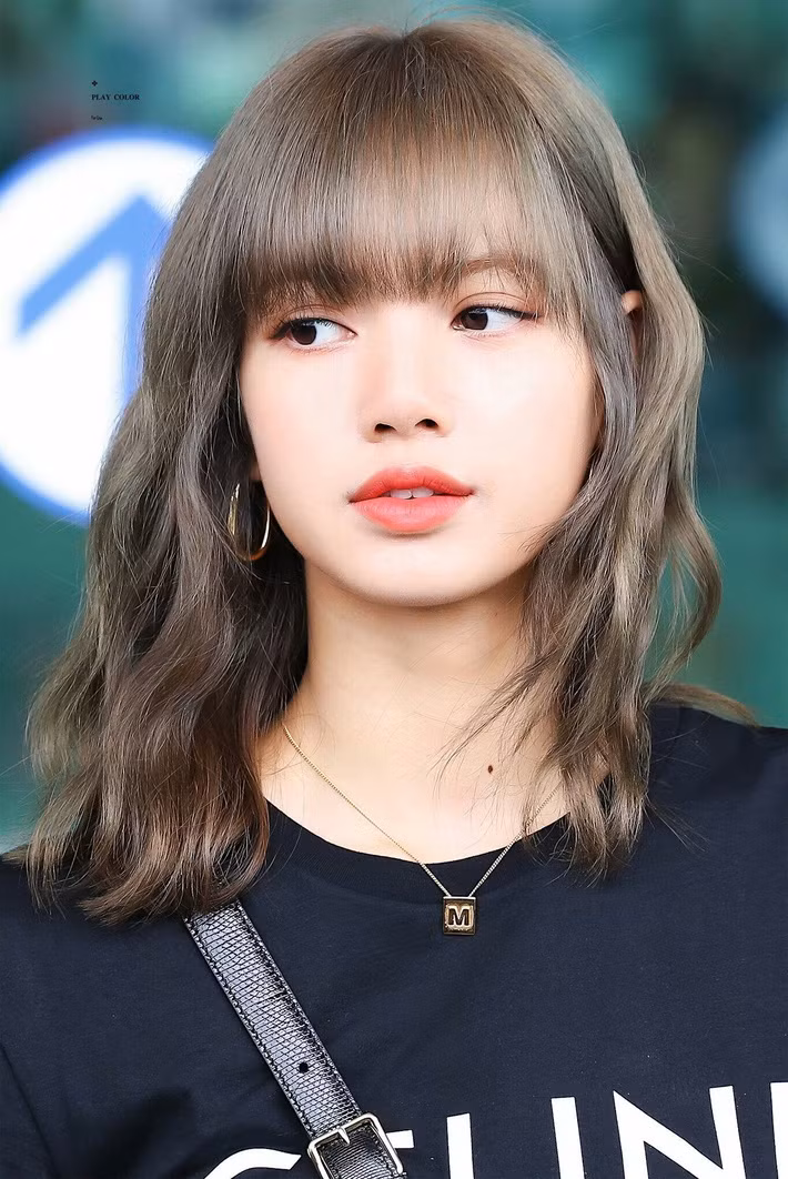 Lisa nổi tiếng là cao thủ tóc mái mà sao Jennie loay hoay giữ tóc thấy mà thương ảnh 8
