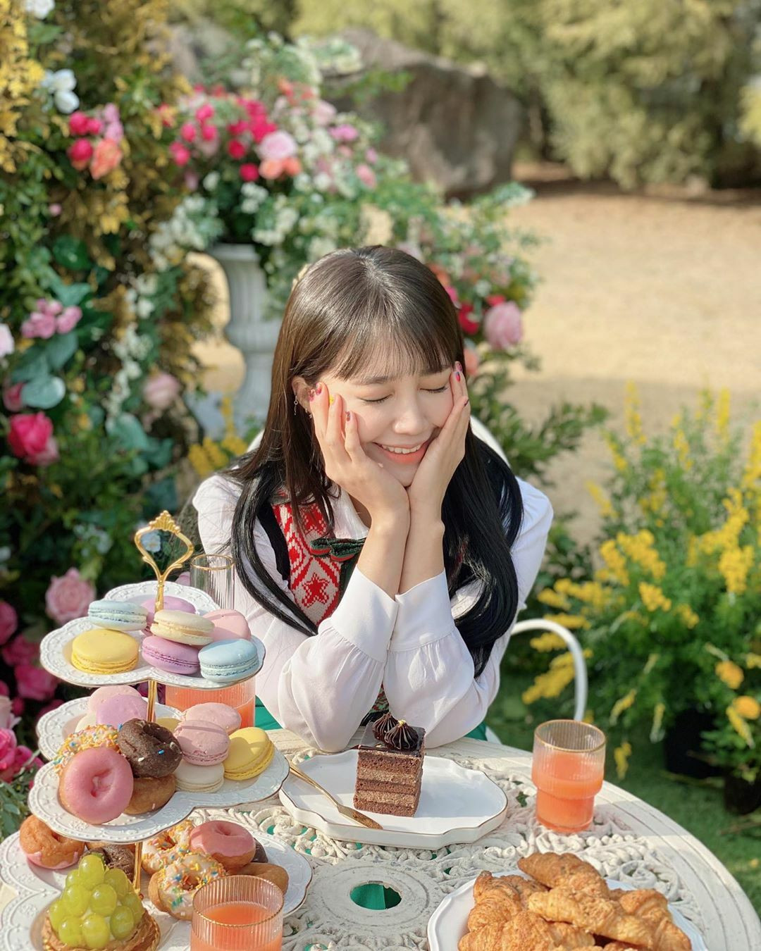 Sao Hàn 24H: Không hẹn mà gặp, Joy (Red Velvet) cùng Seolhyun (AOA) đều mặc đồ menswear ảnh 5