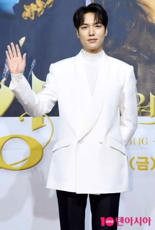 Họp báo “Quân Vương Bất Diệt”: Lee Min Ho tình bể bình bên nam phụ Woo Do Hwan ảnh 2