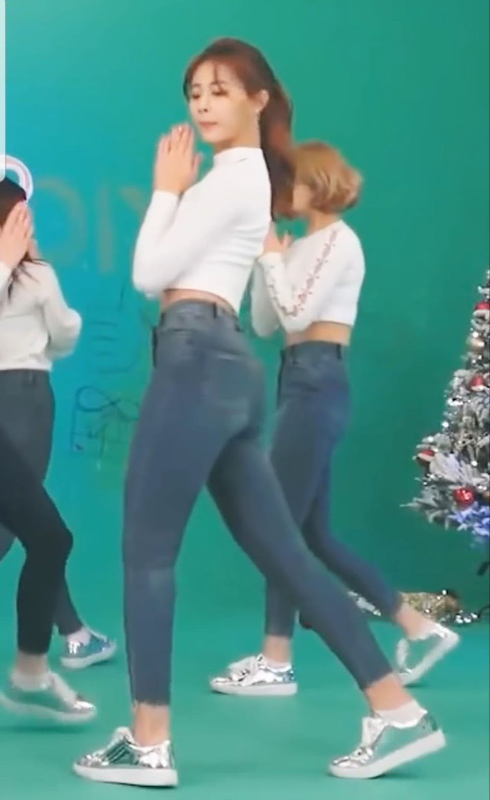 Không cần diện đồ cầu kỳ lộng lẫy, quần jeans áo trắng mới là “chân ái” của idol K-Pop ảnh 9