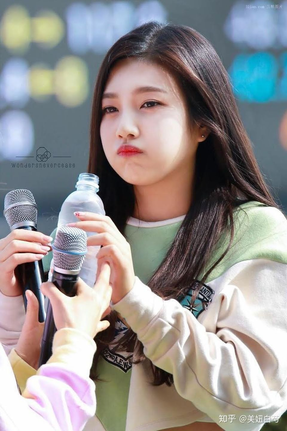 Đâu chỉ kiểu dáng lông mày, đường chân tóc cũng giúp idol thăng hạng nhan sắc ảnh 2