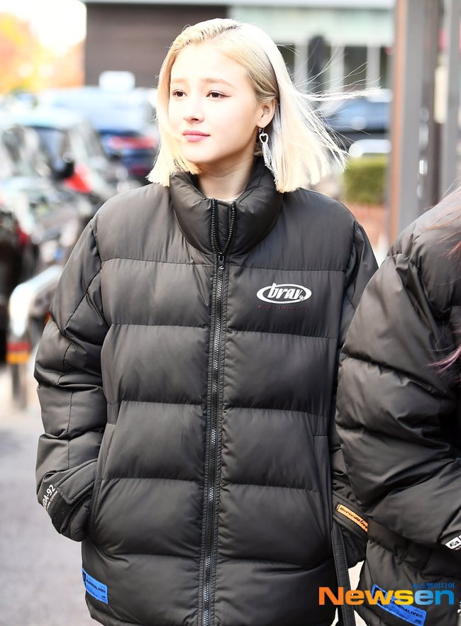Kết quả là Nancy ngượng ngùng không dám nhìn thẳng vào ống kính Khổ như làm idol K-Pop: Một phản ứng bình thường của cơ thể cũng có thể tạo ra tranh cãi ảnh 4