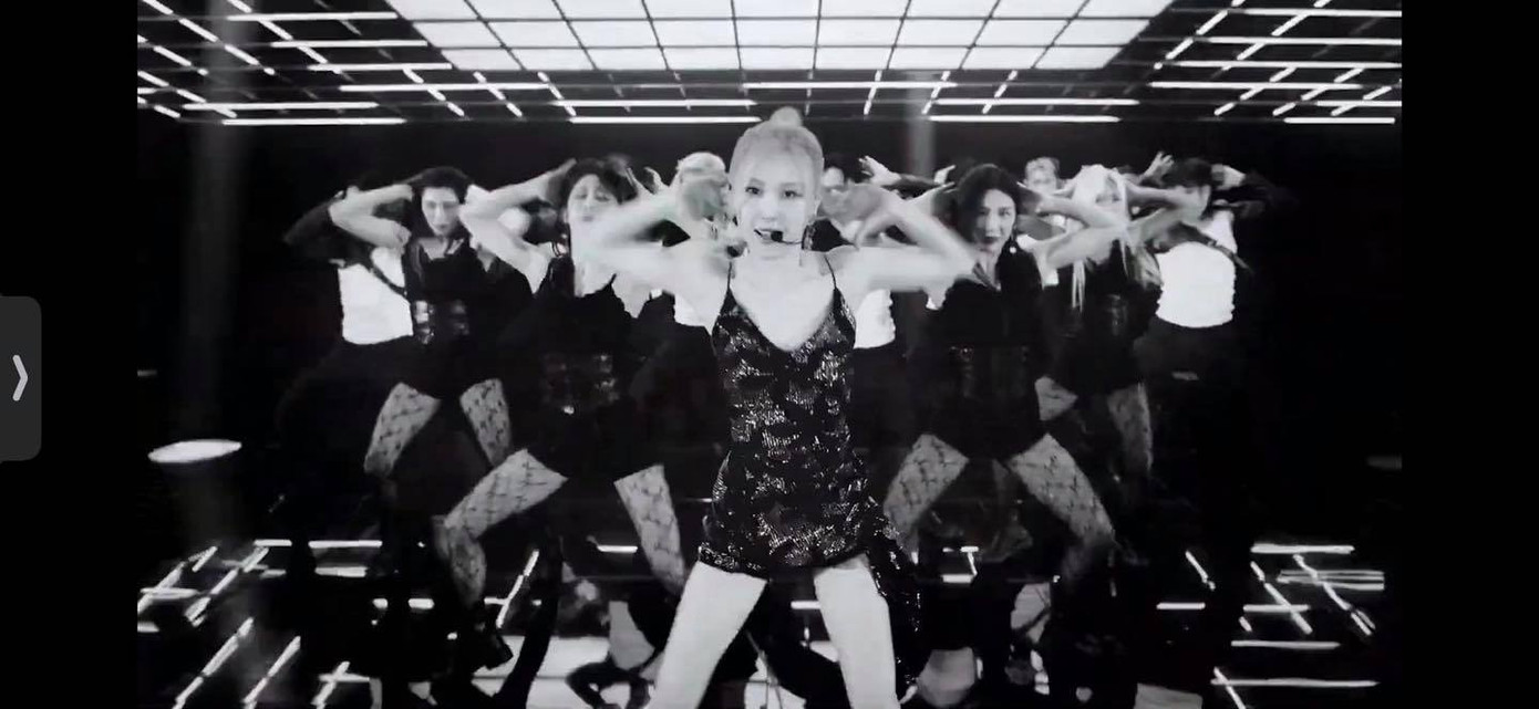 Màn debut solo của Rosé đang gặp một vài trục trặc nhỏ. Fan nhanh chóng minh oan cho Rosé trước cáo buộc “On The Ground đạo nhạc Taylor Swift“ ảnh 1