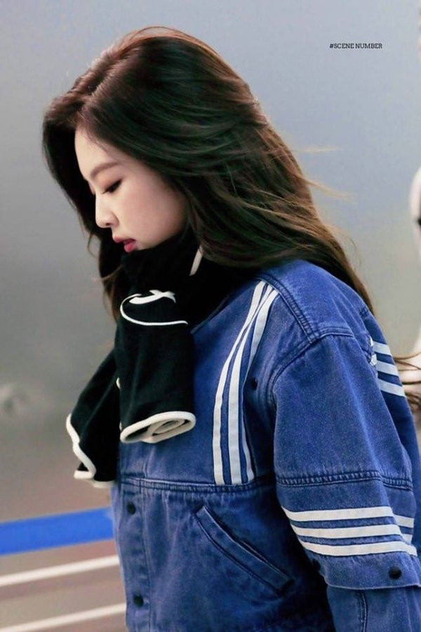 Những khoảnh khắc khiến fan K-Pop lo lắng cho sức khỏe tâm lý của Jennie (BLACKPINK) ảnh 4