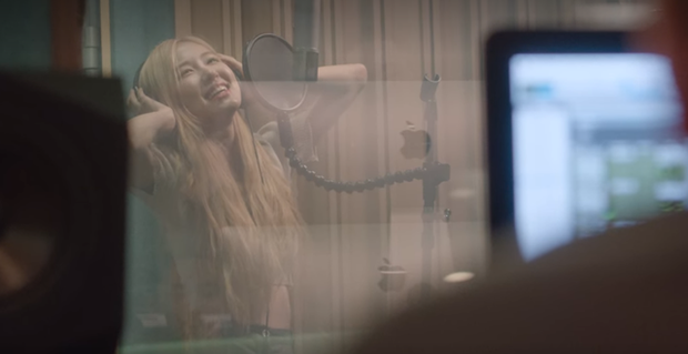 Lần đầu tiên trong lịch sử, fan mới thấy stylist của BLACKPINK làm điều này cho Rosé ảnh 6