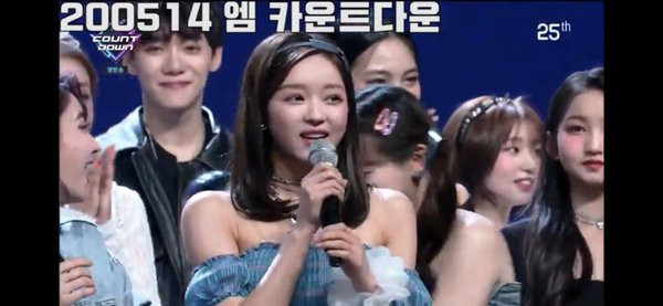 Chỉ một câu lỡ miệng khi lên nhận cúp, YooA (Oh My Girl) nhận đủ gạch đá ảnh 2